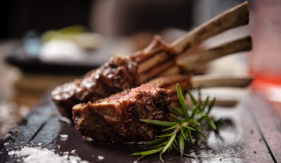 Grillade lammracks med rosmarin och flingsalt