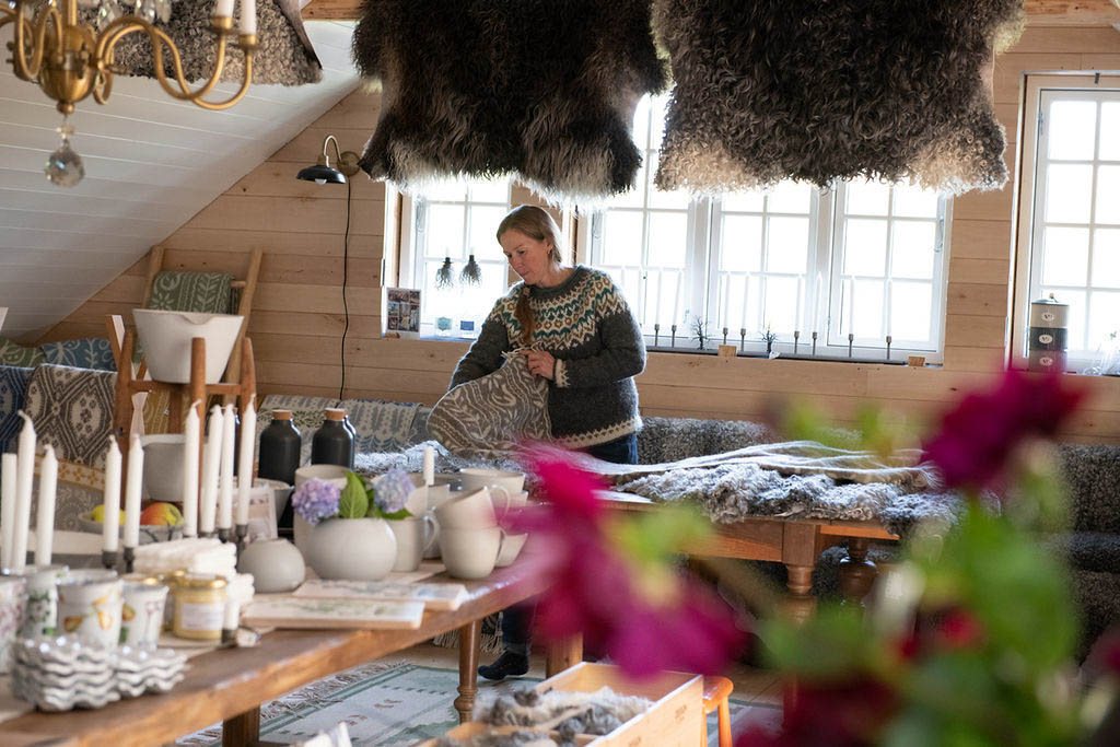 Interiör från gårdsbutiken Lupiners Magasin med skinn, ljus och keramik